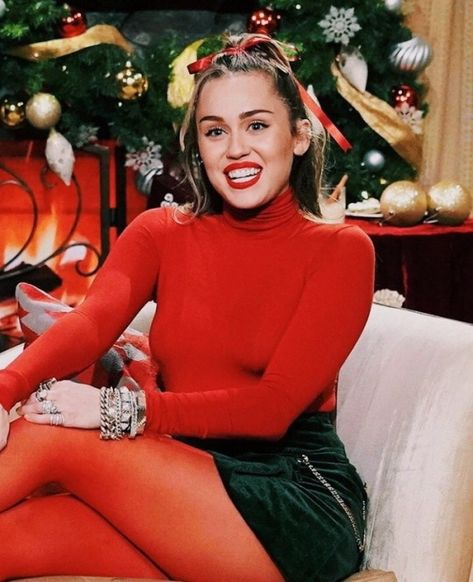 Miley Cyrus Brown Hair, Red Pantyhose, Elizabeth Arden Green Tea, Colored Tights Outfit, Honey Drops, Miley Cyrus Style, Red Tights, Liam Hemsworth, Hannah Montana