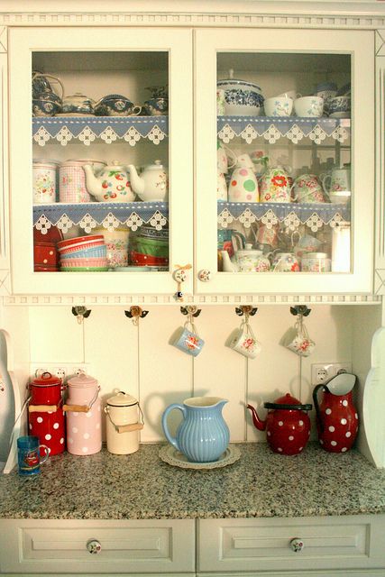 happy hutch Funky Kitchens, Deco Retro, Cozy Kitchen, Kitchen Cupboards, Retro Kitchen, Kitchen Counter, Country Kitchen, Cottage Decor, Interior Design Kitchen