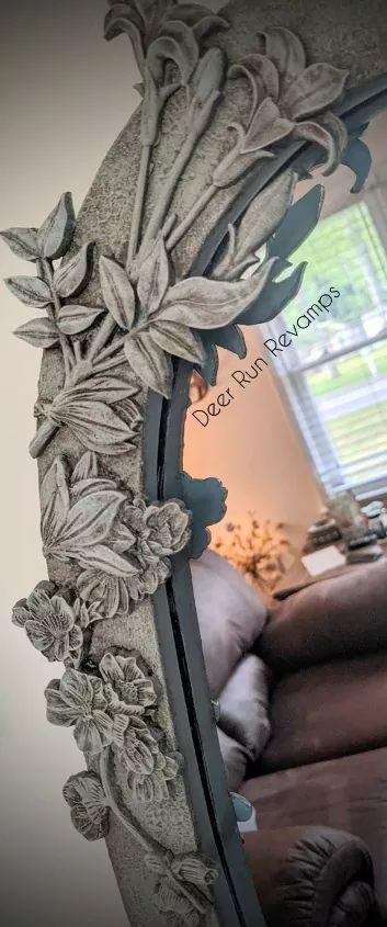 Flower Molds On Furniture, Silicone Molds Crafts, Mirror Makeover Diy, Chalk Paint Mirror, Furniture Embellishments, Diy Furniture Appliques, Painting Mirror Frames, Mold Art, Sculpture Plaster