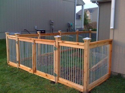 Cedar and metal fence Diy Dog Fence, Backyard Dog Area, Cheap Dog Kennels, Rabbit Diy, Small Dog House, Dog Run, Small Fence, Rustic Fence, Dog Yard