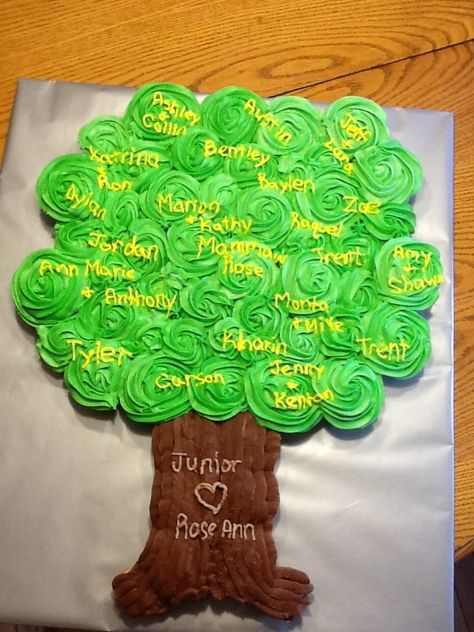 Cool idea for a family reunion Family Tree Cupcake Cake, Broccoli Cake Design, Family Reunion Tree Ideas, Family Reunion Cakes, Family Reunion Food, Tree Cupcakes, Cupcake Tree, Pull Apart Cupcake Cake, Pull Apart Cake