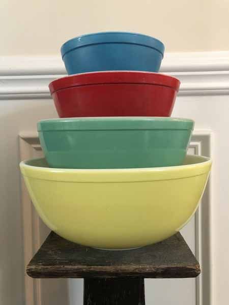 Best Mixing Bowls, Vintage Kitchenware Antiques, Antique Dishes Collectible Vintage, Pyrex Patterns Worth Money, Antique Dishes Collectible, Antique Bowls, Vintage Pyrex Collection, Pyrex Display, Vintage Pyrex Patterns