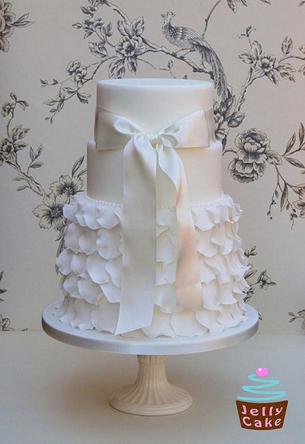 Bow cake Frilly Cake, Ruffle Wedding Cake, Ruffle Cake, Wedding Cakes With Cupcakes, Elegant Cakes, Beautiful Wedding Cakes, Fabric Bows, Fancy Cakes, Fondant Cake