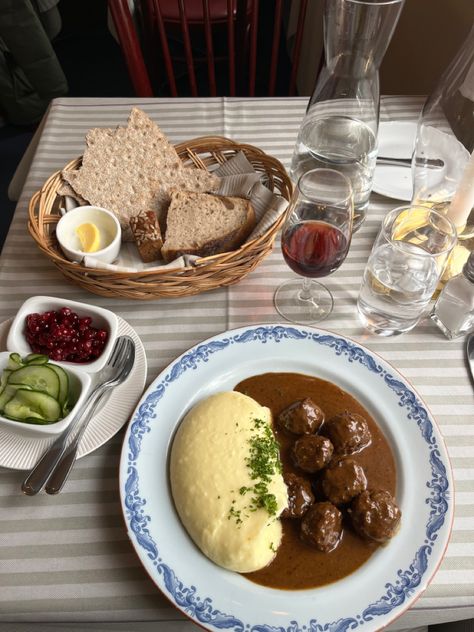 #sweden #swedishmeatball #aesthetic #scandinavian #scandi #visitsweden #foodie #foodphotography #foodstagram Scandi Food, Scandi Lifestyle, Sweden Food, Sweden Aesthetic, Swedish Food, Scandinavian Food, Sweden Travel, Swedish Meatballs, Scandi Style