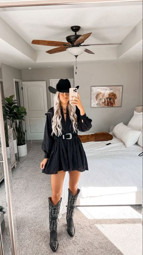 Purse Must Haves Items, Black Cowgirl Outfit, Wallen Concert Outfit Ideas, Morgan Wallen Concert Outfit Ideas, Cowboy Outfits For Women, Purse Must Haves, Morgan Wallen Concert Outfit, Country Fall Outfits, Traje Cowgirl