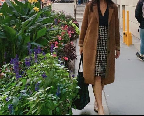 Brown Houndstooth Coat Outfit, Brown Houndstooth Outerwear For Fall, Long Houndstooth Coat For Fall, Chic Long Coat With Houndstooth Pattern, Spring Houndstooth Long Coat, Houndstooth Skirt, Camel Coat, Fall Outfits For Work, Long Coat