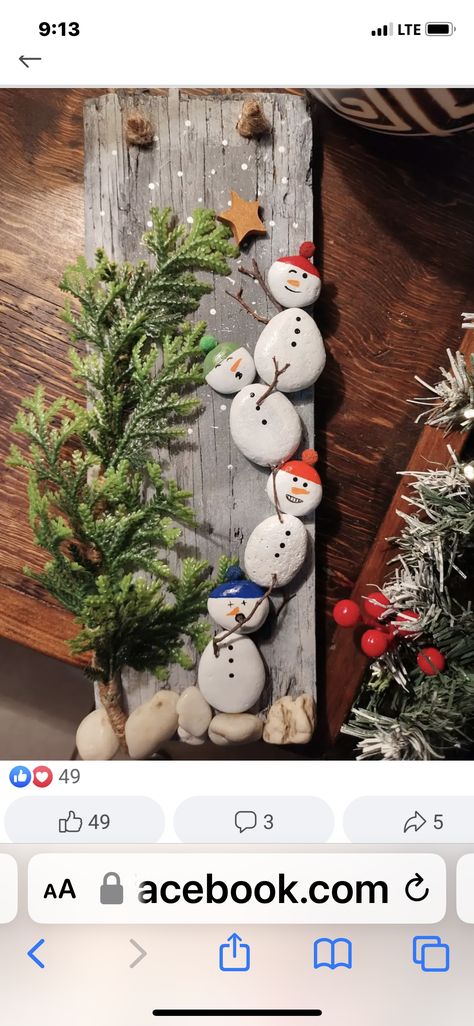 Pebble Snowmen, Driftwood Snowman, Christmas Pebble Art Ideas, Christmas Pebble, Pebble Crafts, 4h Ideas, Christmas Pebble Art, Rock Designs, Pretty Christmas Decorations