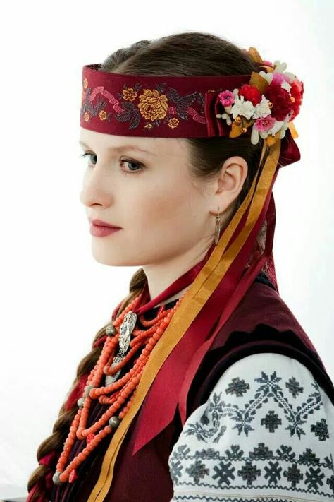 Ukrainian women's headwear. Hunza People, European Headdress, Ukrainian Woman Face, Ukrainian Headdress, Ukraine Flower Crown, Ukraine Women, Ukraine Folk Costume, Flower Head Wreaths, Ukrainian Clothing