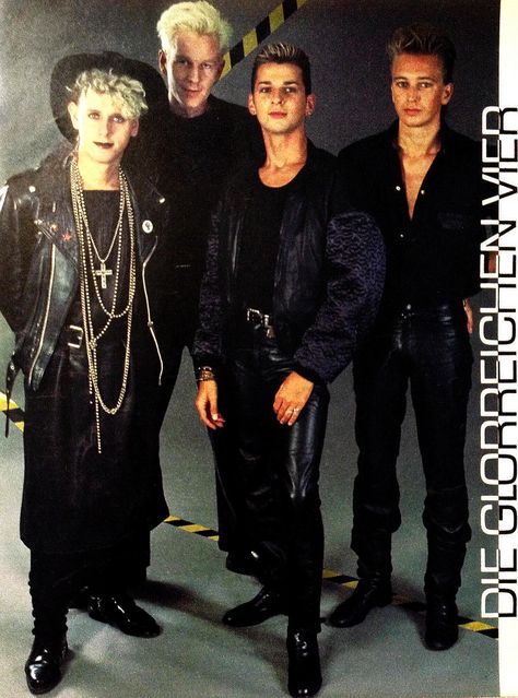 Depeche Mode - OMG, Soooo much better. I love Martin's quirky fashion sense (now that he's thrown away his M&S jumpers!!!) Depeche Mode Fashion, Depeche Mode Black Celebration, Black Celebration, Alan Wilder, 80s Men, Martin Gore, The Wedding Singer, Dave Gahan, 80s Outfit