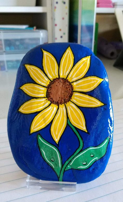 Painting Sunflowers On Rocks, Sunflowers Painted On Rocks, Sunflower Painted Rocks Ideas, Painted Rocks Sunflower, Rock Painting Ideas Flowers Simple, Sunflower Rock Painting, Large Rock Painting Ideas, Rock Painting Ideas Flowers, Easy Stone Painting Ideas