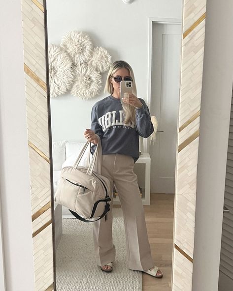 30 (Comfortable!) Travel Outfits: Stylish Outfits for Flying Outfits For Flying, Chic Travel Outfit, Tory Burch Sneakers, Comfortable Travel Outfit, Cute Travel Outfits, Comfy Travel Outfit, Airplane Outfits, Travel Outfit Plane, Comfy Jackets