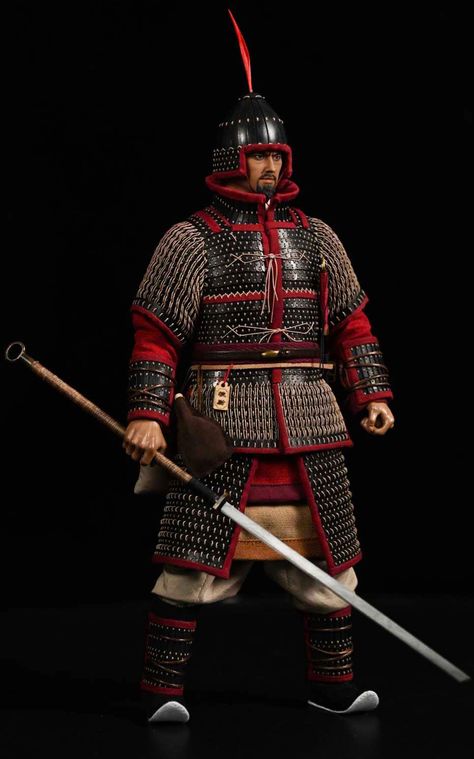 Han dynasty imperial guard: Yulin 羽林 "Feather Forest" guard in heavy lamellar armor, based on the armor recovered from Prince Jing of Zhongshan's Tomb. He carries a curved shield, Huán shǒudāo (环首刀) lit "Ringed Pommeled Blade," a straight, single-edged dao with guard and a ring-pommel is fastened to his belt with a scabbard buckle. He also carries a long bladed Dadao glaive. Chinese Lamellar Armor, Han Dynasty Armor, Han Dynasty Art, Lamellar Armor, Chinese Armor, Best Armor, Helmet Armor, Chinese Warrior, Martial Arts Movies