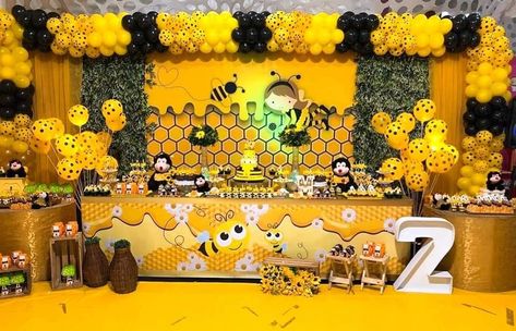 Bee Themes, Pelli Decoration, Gender Reveal Baby Shower Themes, Trunk Party, Honey Bee Baby Shower, Ceiling Design Living Room, Bee Birthday, Spelling Bee, Bee Baby Shower