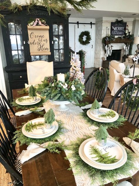 Farmhouse Style Dining Room, Decoration Shabby, Christmas Dinner Table, Holiday Table Settings, Christmas Tablescape, Christmas Tablescapes, Festive Tables, Christmas Dining, Christmas Decorations Rustic