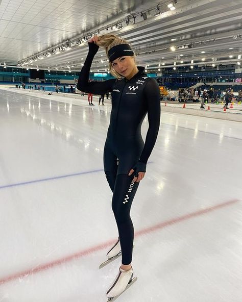 Jutta Leerdam on Instagram: "Back in @team_worldstream_corendon suit & @wearethinkwise on my shoulder again. 🤩🖤✨" Skate Outfits, Speed Skating Women, Catsuit Outfit, Speed Skating, Speed Skates, Sport Body, Skating Outfits, Photography Poses Women, Hot Outfits