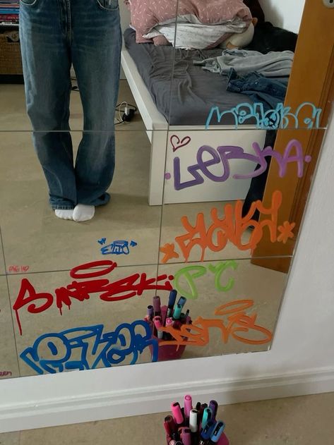 Graffiti On Mirror, Graffiti Room Decor, Graffiti Room Aesthetic, Graffiti Room Ideas, Room Graffiti, Graffiti Aesthetic, Graffiti Room, Posca Marker, Retro Room