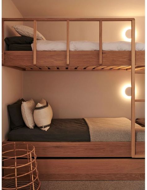 Apartemen Studio, Bunk Bed Rooms, Diy Bunk Bed, Bunk Beds Built In, Built In Bunks, Bunk Rooms, Bunk Bed Designs, Bunk Room, Bunk House