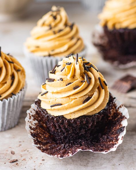 These beautiful and ultra fluffy chocolate cupcakes come together in just under a minute. These are perfect for your midnight snack marathon or just as a quick dessert for when you are running out of time. These microwave cupcakes are simple, super low effort and sooo delicious. It’s amazing how light and fluffy they are without even using an oven. Microwave Cupcake, Cupcake With Cream Cheese Frosting, Microwave Desserts, Microwave Cake Recipe, Bake With Shivesh, Cake Mix Cupcakes, Brownie Bites Recipe, Microwave Dessert, Lemon Cupcake