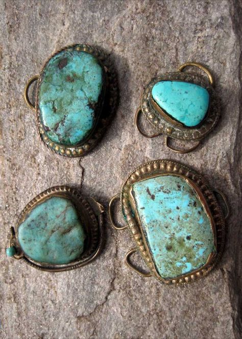 Saudi Arabia | Four turquoise and gold hair ornaments | ca. 1800 - 1849 || 4'200$ Arab Culture, Gold Hair, Coral Turquoise, Saudi Arabia, Hair Ornaments, Boho Jewelry, Turquoise Bracelet, Royal Family, Turquoise Necklace