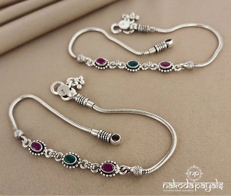 Antique Anklets Silver, Chandi Payal Designs, Antique Silver Anklet, Anklets Simple, Payal Designs Silver, Trendy Silver Jewelry, Silver Anklets Designs, Silver Bracelet Designs, Neck Pieces Jewelry