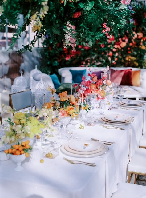 Colorful Wedding Florals Summer, Colorful Classy Wedding, Colorful Round Table Wedding Decor, Colorful Minimalist Wedding Decor, Colorful Candles Wedding Table, Rainbow Garden Wedding, Wedding Round Table Settings Colorful, Minimal Colorful Wedding Flowers, Rainbow Flower Centerpieces