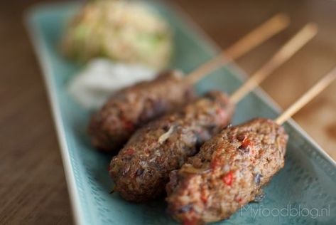 Hoe maak je de allerlekkerste, authentieke Turkse köfte? Met dit recept! Turkish Kofte, Green Egg Bbq, Middle East Food, Seafood Diet, Small Food, Turkish Food, Seafood Appetizers, Eastern Cuisine, Lebanese Recipes