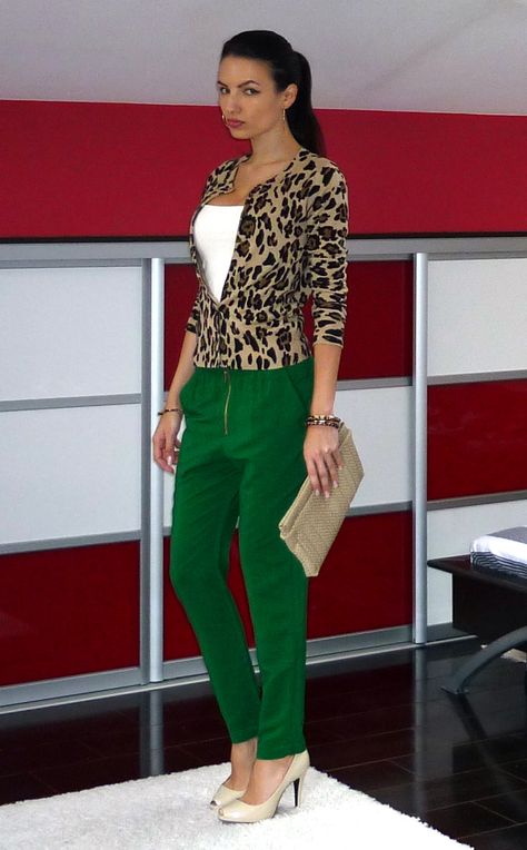 . Jungle Green Pants Outfit, Green Slacks Outfit, Green Slacks Outfit Women, Outfit Verde, Green Slacks, Slacks Outfit, Green Pants Outfit, Leopard Print Outfits, Green Outfits