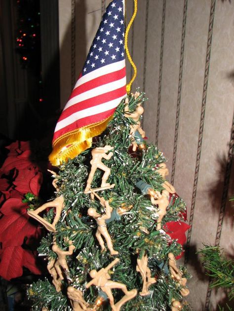 Army men Christmas tree! Manly Christmas Tree, Army Christmas Tree, Veteran Christmas Tree, Diy Army Ornaments, Patriotic Christmas Decorations, Usmc Christmas, Military Christmas Tree, Patriotic Christmas Tree, Army Christmas