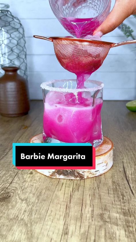 Barbie Margarita Recipe, Barbie Margarita, Barbie Alcoholic Drinks, Barbie Cocktail, Simple Wedding Makeup, Fun Drink Recipe, Birthday Cocktails, Tequila Drinks, Cocktail Drinks Alcoholic