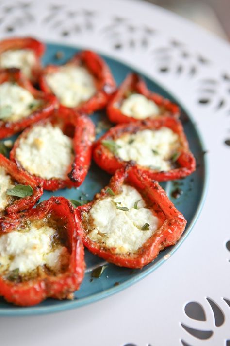 Pesto And Goat Cheese, Cheese Christmas, Easy Treat, Flour Tortillas, Roasted Red Peppers, Veggie Dishes, Bell Pepper, Red Pepper, Cheese Recipes