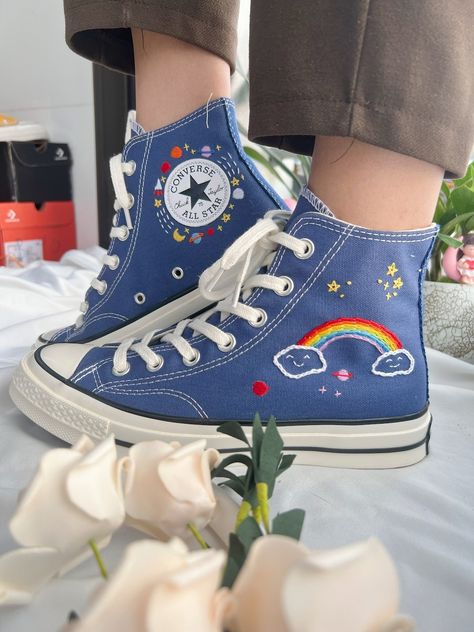 Space Embroidered Converse, Blue Converse Embroidery, Embroidered Shoes Diy, Blue Converse High Tops, Custom Converse High Tops, Embroidered Shoes Converse, Unique Converse, Converse Embroidery, Cute Converse Shoes