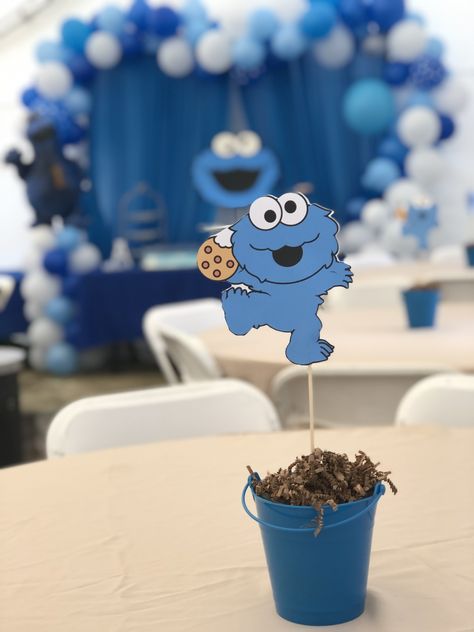 Cookie Monster centerpiece first birthday party Cookie Monster Table Decorations, Cookie Monster 1st Birthday Centerpieces, Cookie Monster Decor, First Birthday Centerpieces Boy, Cookie Monster Birthday Party Ideas, Cookie Monster Centerpiece Ideas, Cookie Monster Baby Shower Theme, Cookie Centerpieces, Cookie Monster Centerpiece