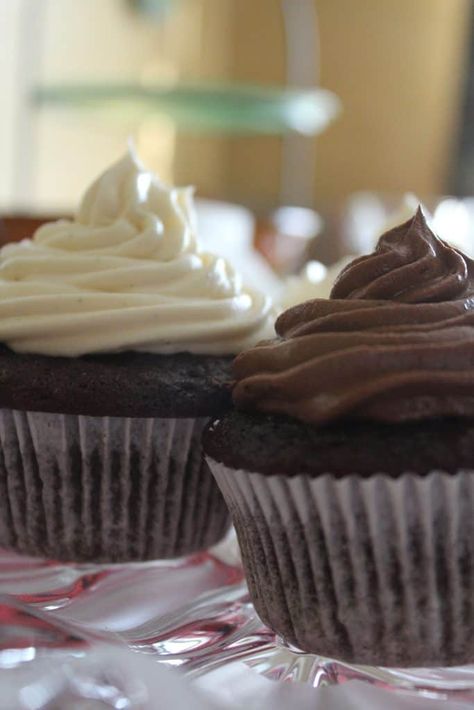 Chocolate banana cupcakes with vanilla bean frosting. This recipe is very easy to make and you will want to pat yourself on the back for a job well done. #cupcakesrecipe #dessertrecipes #chocolaterecipes Quick Party Desserts, Homemade Banana Muffins, Chocolate Banana Cupcakes, Melt Chocolate In Microwave, Banana Cupcake, Hot Fudge Cake, Vanilla Bean Frosting, Hot Chocolate Fudge, Chocolate Fudge Frosting