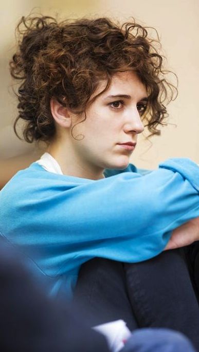 Ellie Kendrick as Meera Reed Kendrick Quotes, Ellie Kendrick, Carrie Bradshaw Style, Short Curls, Arya Stark, Carrie Bradshaw, Woman Face, Book Covers, Beauty Women