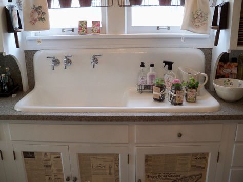 Old+Farmhouse+Kitchens | The old farm sink and check out the doors...the old newspaper... Farm Kitchen Ideas, Vintage Kitchen Sink, Vintage Farmhouse Sink, Farm Style Kitchen, Old Farmhouse Kitchen, Vintage Sink, Vintage Style Kitchen, Vintage Farmhouse Decor, Vintage Farmhouse Kitchen