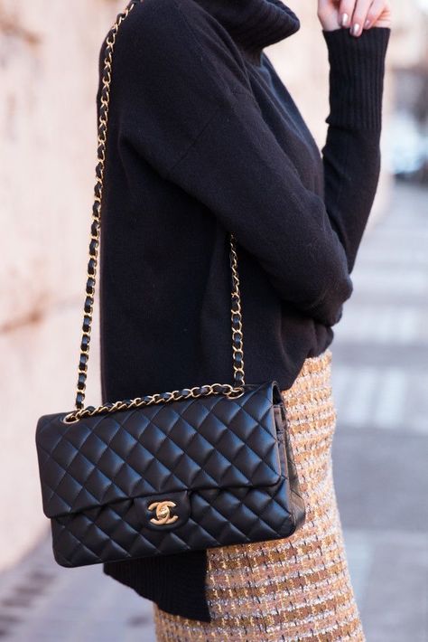 pinterest: camilleelyse ♡ Black Channel, Tas Louis Vuitton, Chanel Bag Classic, Chanel Classic Flap Bag, Style Essentials, Best Designer Bags, Classic Flap Bag, Classic Bags, Burberry Handbags