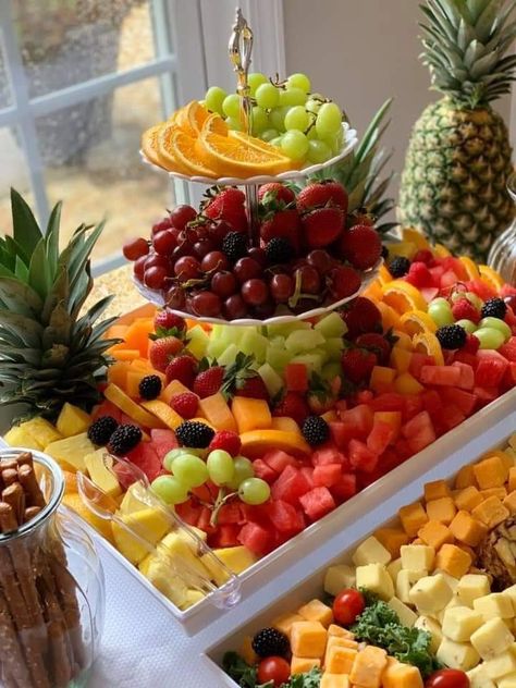 Grad Party Fruit Ideas, Graduation Party Fruit Display, Brunch Fruit Display, Fruit Trays For Weddings, Big Fruit Bowl, Tiered Fruit Tray, Large Fruit Tray, Fresh Fruit Display Ideas, Fruit Display Ideas Wedding