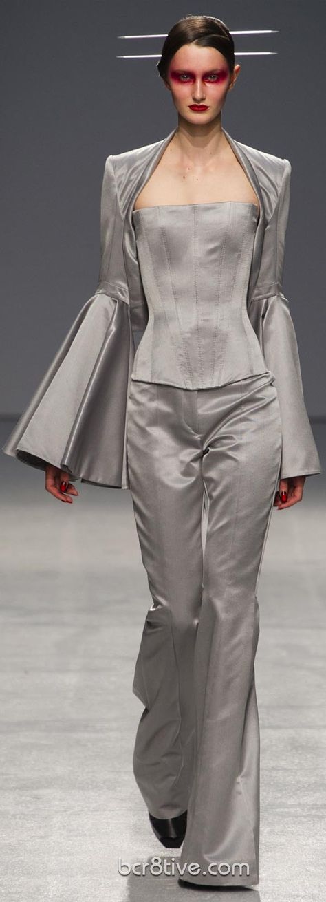 Gareth Pugh Spring Summer 2013 Ready To Wear Collection Collage Foto, Collection Couture, Gareth Pugh, Futuristic Fashion, Future Fashion, Mode Inspo, Mode Inspiration, Grey Fashion, Primavera Estate