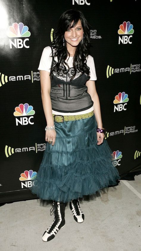 The early 2000s: WHYWHYWHY. Early 2000s Kids Fashion, Ashlee Simpson 2000s, 2004 Fashion Trends, 90s Early 2000s Fashion, 2004 Fashion, Ugly Fashion, 2000s Look, Dress Over Pants, 2010s Fashion