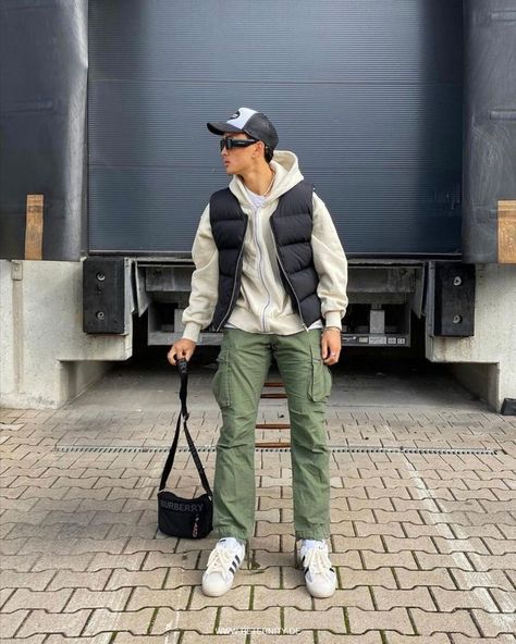 Style Inspo Streetwear Fashion Vest Hoodie Outfit, Vest Outfits Men Streetwear, Ootd Hoodie, Winter Outfits Men Streetwear, Outfit Cowo, Cargo Pants Outfit Men, Outfit Pria, Vest Outfits Men, Cream Cargo Pants Outfit