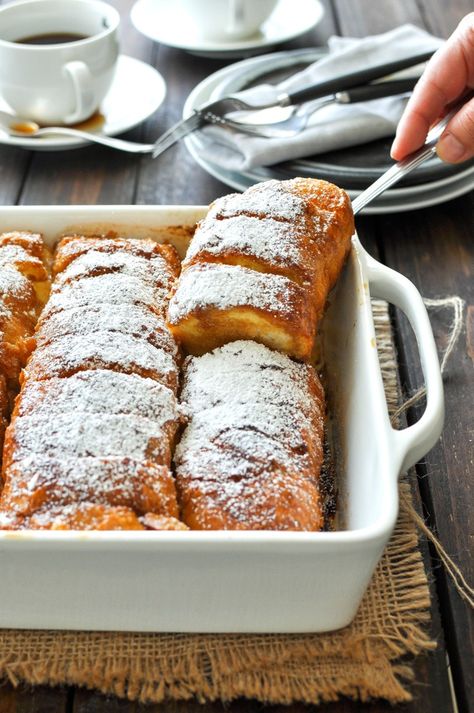 Hasselback French Toast - Made with french stick bread that creates perfect crevices to pour maple syrup into! Baked French Toast, French Toast Breakfast, Recipetin Eats, Weight Watchers Recipes, Recipe Tin, French Toast Bake, French Toast Casserole, French Toast Recipe, Pancakes And Waffles