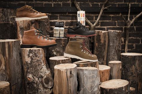 Camping Store Display, Boot Display Retail, Ski Retail Store Design, Shoe Display Retail Visual Merchandising, Barbour Window Display, Hiking Store, Store Front Windows, Shoe Store Design, Danner Boots