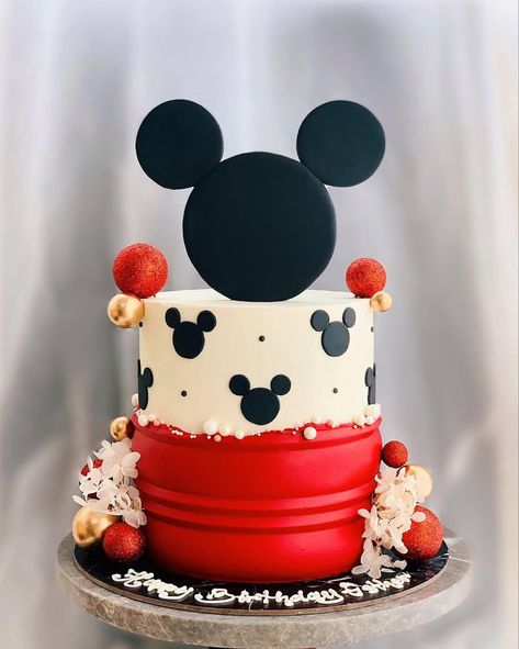 📸 whiskandsugar.cakery [IG] Mickey Mouse Birthday Cake, Mickey Mouse Themed Birthday Party, Mickey Mouse Cupcakes, Bday Party Kids, Disneyland Birthday, Mickey Theme, Mickey Cakes, Mickey Mouse Cake, Baby Boy Cakes