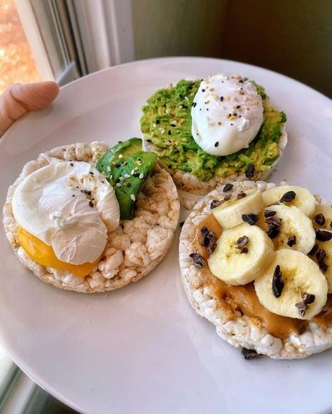 M A R I N A 🌊 Bay Area Foodie on Instagram: "I never really poach my eggs but today was a different kind of day. They came out perfect. Only thing is that I moved one the wrong way and the yolk slipped out a bit 😆 No worries, it got messy once I started eating anyways. ⁣ ⁣ How do you like your eggs? Have you tried poached eggs? ⁣ ⁣ Snack/lunch 👉🏼 2 rice cakes with poached eggs, avocado, and @everything_but_the_bagel seasoning + 1 rice cakes with Pb, banana, and cacao nibs." Egg Snacks, Eggs Avocado, Snack Lunch, Cacao Nibs, Rice Cakes, Poached Eggs, Different Kinds, Have You Tried, Salmon Burgers