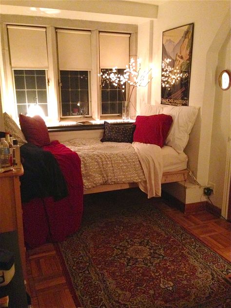 Red Dorm Room Aesthetic, Dorm Room Ideas Red, Aesthetic Dorm Rooms, Red Dorm Room Ideas, Red Dorm Room, Room Ideas Color Schemes, Room Ideas Red, Room Ideas Color, Dorm Room Ideas Aesthetic