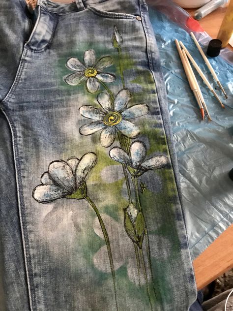 Hand Painted Jeans Diy Ideas, Jeans Makeover, Denim Painting, Upcycled Denim Diy, Fabric Paint Diy, Painted Clothes Diy, Painted Clothing, Fabric Painting Techniques, Fabric Painting On Clothes