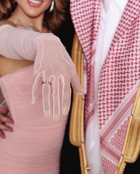 Khaleeji Wedding, Amina Core, Wedding Arab, Wedding Dresses Aesthetic, Golden Fashion, Luxury Couple, Barbie Wedding, Pretty Wedding Dresses, Arab Beauty