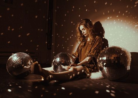 "Disco Nights" // beautiful series with a lovely use of lighting. Disco Photoshoot, New Year Photoshoot, Disco Aesthetic, Cd Artwork, Disco Ball Light, Disco Night, Disco Fever, Popular Photography, She Wolf