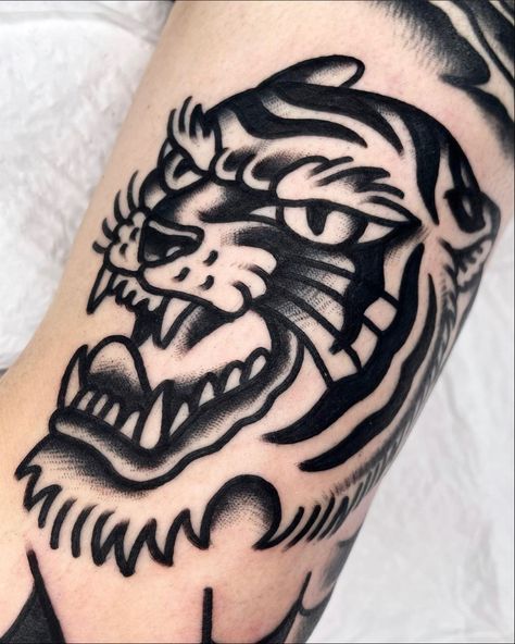 Traditional Tattoo Arm, Panther Tattoos, Traditional Panther Tattoo, Black Panther Tattoo, Traditional Black Tattoo, Black And White Tattoo, Jaguar Tattoo, Tato Dada, Artsy Tattoos