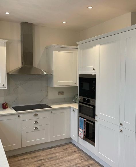 Howdens Chelford Dove Grey, Chelford Dove Grey Kitchen, Howdens Shaker Kitchen Dove Grey, Howdens Dove Grey Kitchen, Kitchen Dove Grey, Grey Shaker Kitchen Ideas, Howdens Shaker Kitchen, Dove Grey Shaker Kitchen, Howdens Chelford